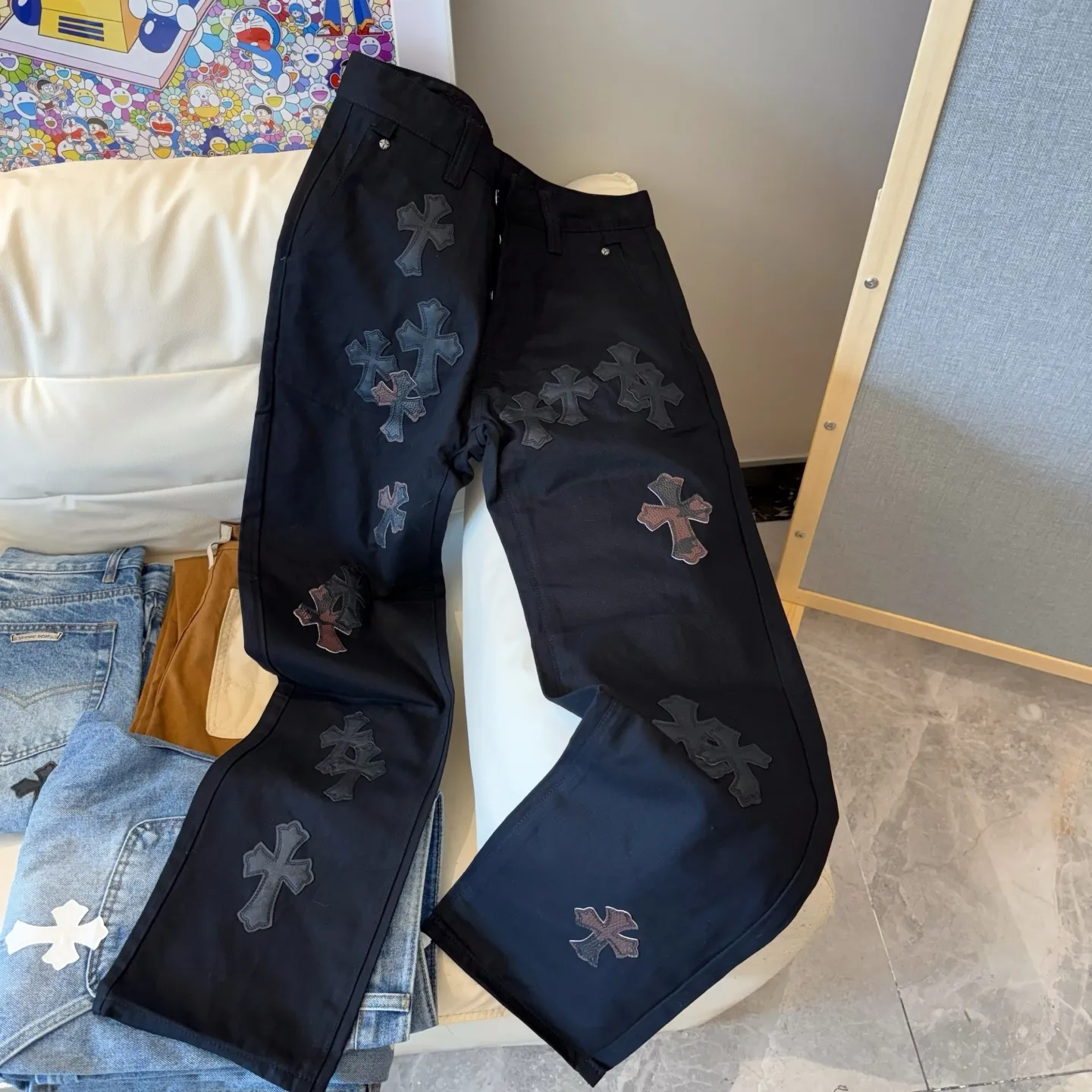 P280 model number: D327 ChromeHearts Chrome black camouflage patch Chino ceiling-level jeans, a pair is hard to find at the counter‼ ️About Zangyin✅This is an extremely luxurious fashion brand that can also be called the aristocracy of the high street. It has always been an exclusive brand for some hipsters or rich second generations. The color of this model is already very eye-catching by using a unique washed material. It is decorated with pink patch cross flowers, which cleverly highlights the charm of the brand. Secondly, this model adopts a classic high-waist cut design, which highlights the long legs and fashionable temperament of the upper body. The brand is highly recognizable and the slim-fitting configuration is more suitable for daily wear. The personality will be fashionable and the specifications can be seen at a glance. Materials and technology ✅ Needless to say, this point goes without saying. As an excellent craftsman brand, Zangyin's requirements for details and craftsmanship are really perfect. The washed color of this model has gone through a lot of processes, not to mention the embellishment of the denim appliqués. It is also purely handmade and sewn. Just like what they believe in, only handmade things have soul and have the meaning of wearing. A top-notch heavy-duty fashionable denim item, recommended by both hands‼ ️ Size# 28 30 32 34 36 Size reference# 28 pants length 100 waist circumference 72 30 pants length 102 waist circumference 76 32 pants length 104 waist circumference 80 34 pants length 106 waist circumference 84 36 pants length 108 waist circumference 88